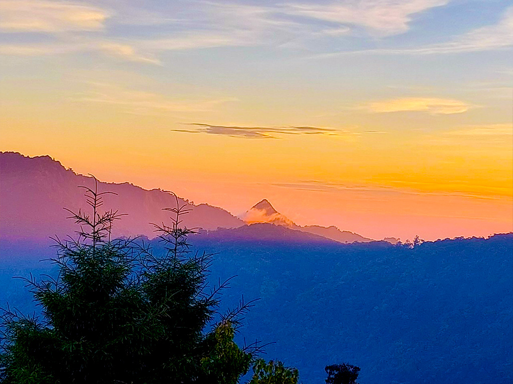 大雪山上賞夕陽，遠眺鳶嘴山