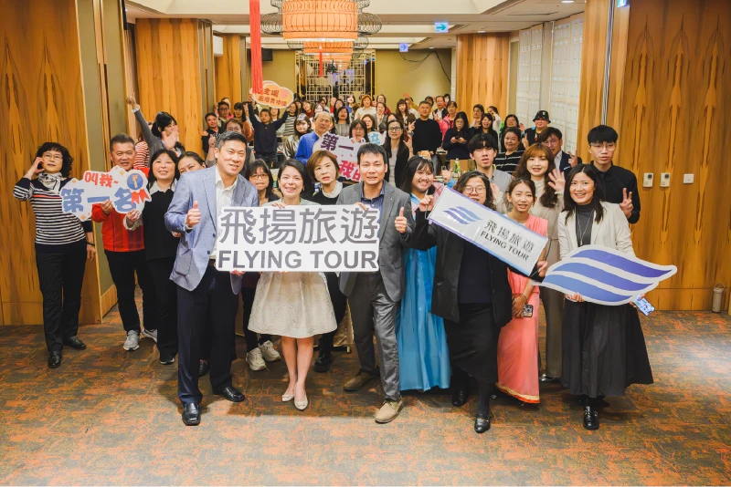 飛揚旅遊同仁與同業先進感恩大合照。(圖片提供＝飛揚旅遊)